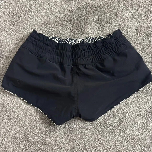 Women's Lululemon Shanti Surf Shorts Irreversible - Black/Patterned - Size 0 - Picture 4 of 5